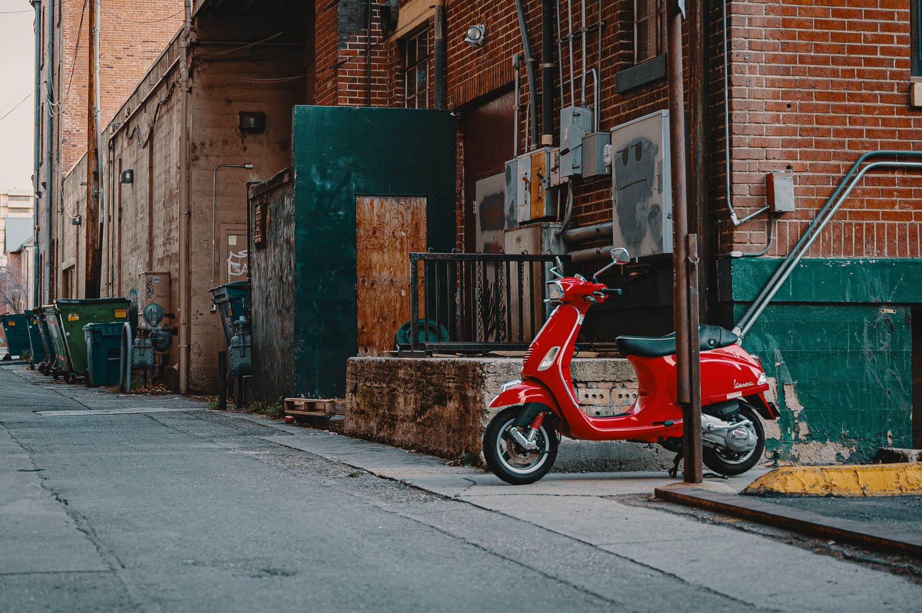 découvrez l'assurance scooter électrique maaf, une solution adaptée pour protéger votre deux-roues tout en profitant de garanties complètes et d'une assistance 24/7. roulez sereinement avec une couverture sur mesure et des options flexibles.