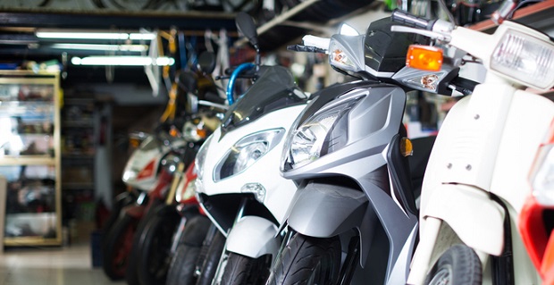 découvrez notre guide complet sur l'assurance scooter, incluant les différents types de garanties, comment choisir la meilleure couverture pour votre véhicule, et des conseils pour obtenir le meilleur tarif. protégez-vous et votre scooter avec nos astuces pratiques.