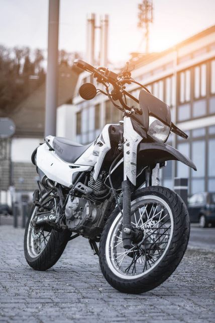 découvrez les prix des assurances pour motos 125cc et trouvez la couverture qui correspond à vos besoins. comparez les offres, bénéficiez de conseils d'experts et assurez votre moto au meilleur tarif. protégez-vous en toute sérénité sur la route.