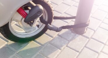 découvrez les meilleurs conseils et comparatifs pour déterminer le prix de l'assurance pour votre moto 50cc. obtenez des informations sur les facteurs influençant le coût, les garanties disponibles et des astuces pour économiser sur votre assurance tout en respectant vos besoins de conduite.