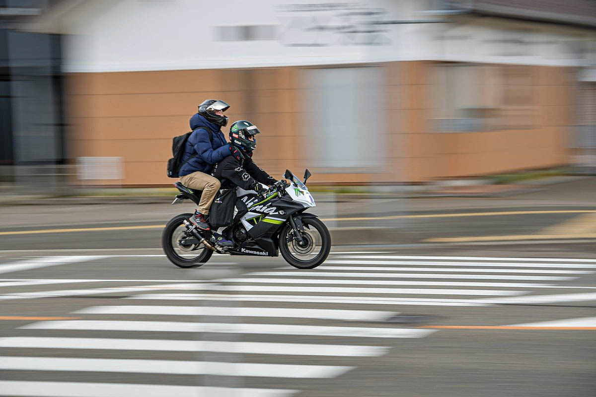 découvrez notre guide complet sur l'assurance moto a2 : types de couvertures, conseils pour choisir la meilleure police d'assurance et astuces pour réduire vos coûts. protégez-vous et votre moto en toute sérénité!