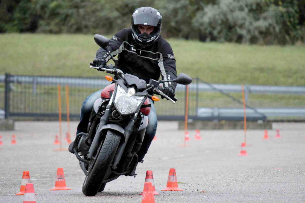découvrez nos offres d'assurance moto sportive spécialement conçues pour les jeunes pilotes. protégez votre passion avec des garanties adaptées à vos besoins et profitez de tarifs avantageux. prenez la route en toute sérénité!