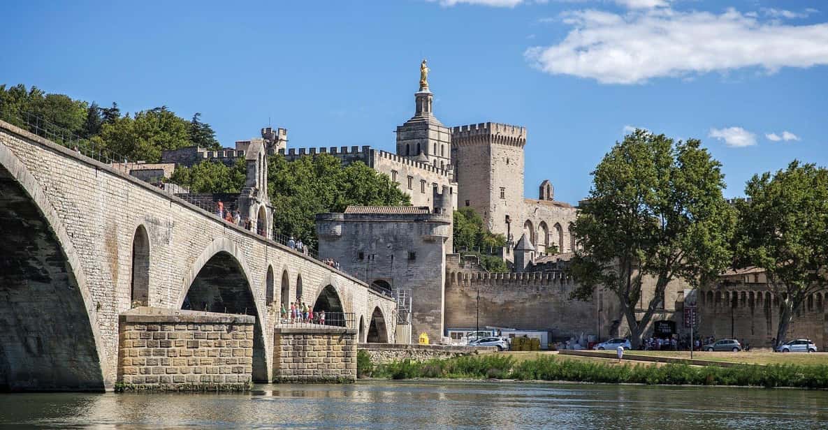 découvrez avignon au printemps, une ville pleine de charme où les fleurs éclosent, les festivals s'animent et l'histoire s'éveille sous un doux soleil. profitez des balades autour du palais des papes et des terrasses ensoleillées.