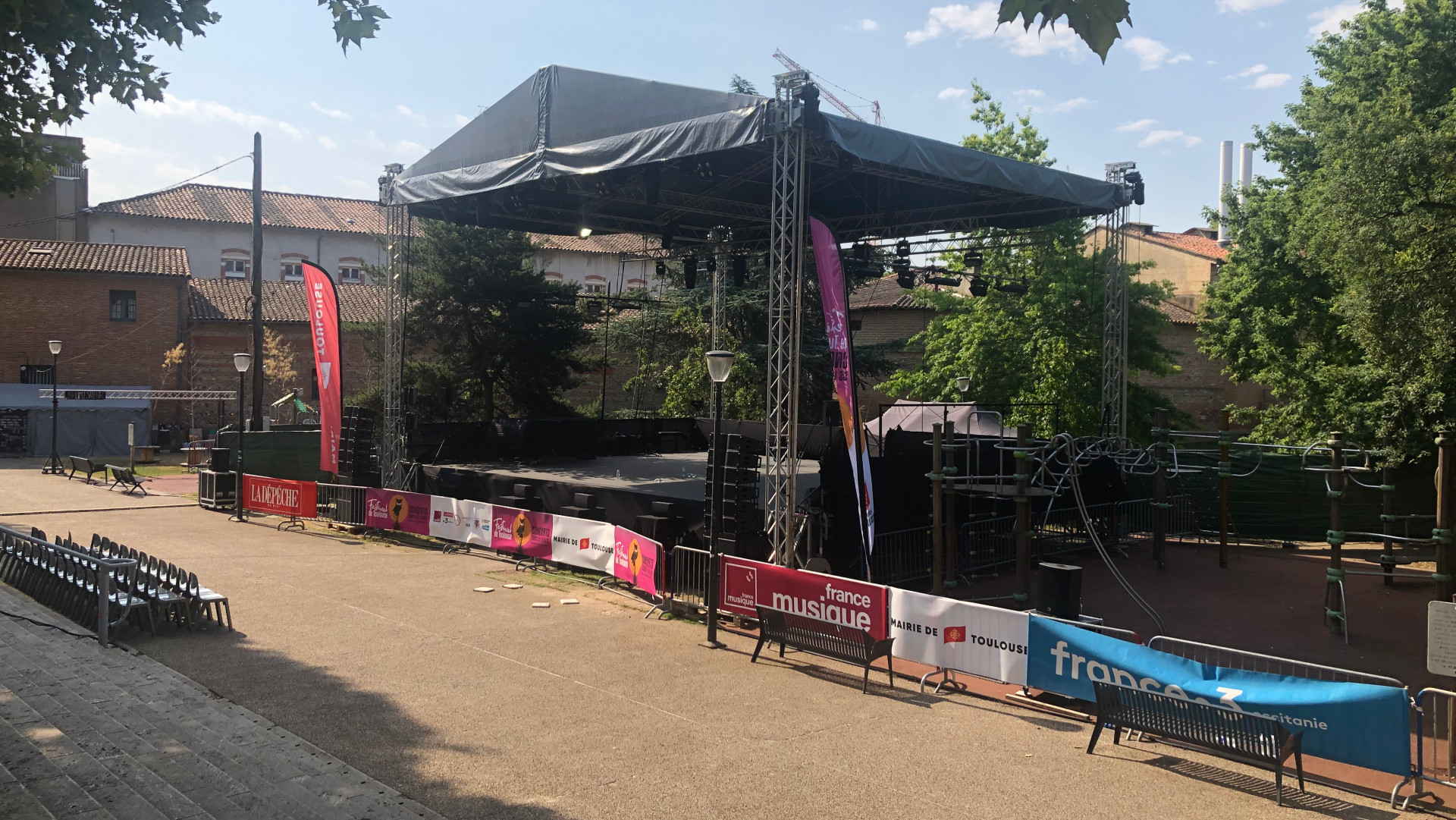 découvrez les festivités d'avril à toulouse ! profitez d'une multitude d'événements culturels, concerts, marchés et animations en plein air qui animent la ville rose au printemps. ne manquez pas l'occasion de vivre des moments uniques et de célébrer la convivialité toulousaine.