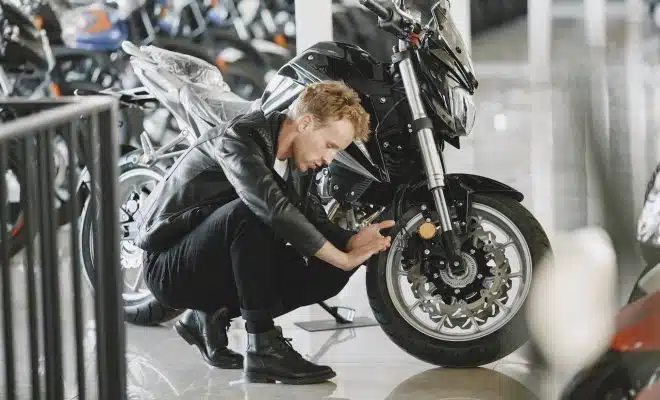 découvrez comment choisir la meilleure assurance moto adaptée à vos besoins et à votre budget. comparez les garanties, les prix et les options pour rouler en toute sécurité.