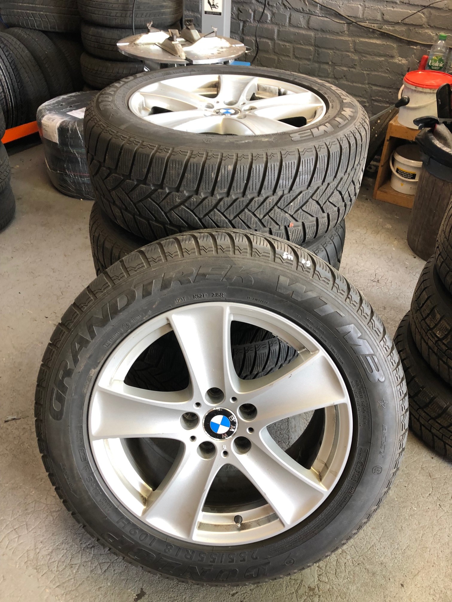 découvrez notre sélection de roues d'occasion de qualité à prix compétitifs. idéales pour remplacer vos anciennes roues ou pour améliorer la performance de votre véhicule, nos roues d'occasion sont soigneusement inspectées et prêtes à être installées. faites des économies tout en garantissant la sécurité et le style de votre automobile !