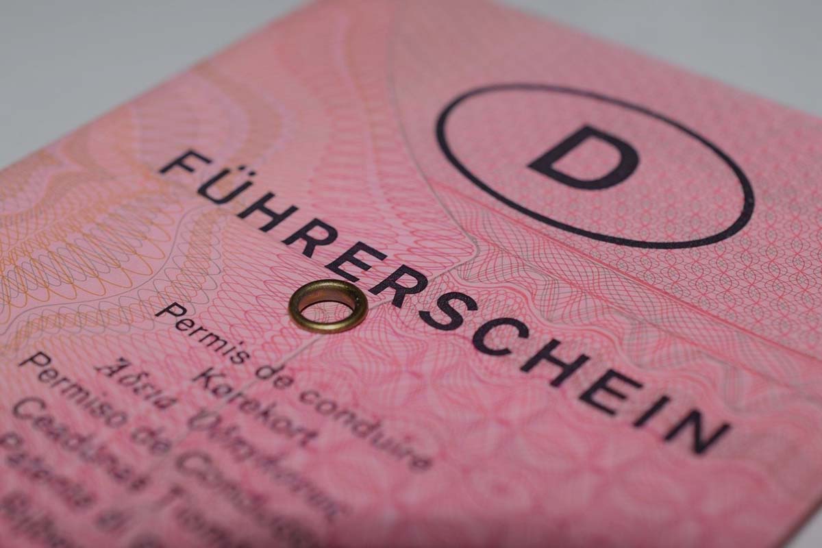 découvrez tout ce qu'il faut savoir sur le papier d'assurance voiture : importance, documents nécessaires, conseils pour bien assurer votre véhicule et éviter les surprises.