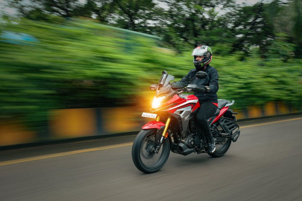 découvrez nos offres d'assurance moto adaptées à tous les pilotes. protégez votre deux-roues avec une couverture complète, des garanties sur mesure et un service client à l'écoute de vos besoins.