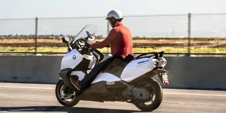 découvrez notre assurance dédiée aux scooters électriques 125, conçue pour vous offrir une protection optimale tout en respectant votre budget. profitez de garanties adaptées, d'une assistance routière performante et d'une couverture personnalisable pour circuler en toute sérénité. obtenez un devis en ligne rapide et facile dès aujourd'hui !