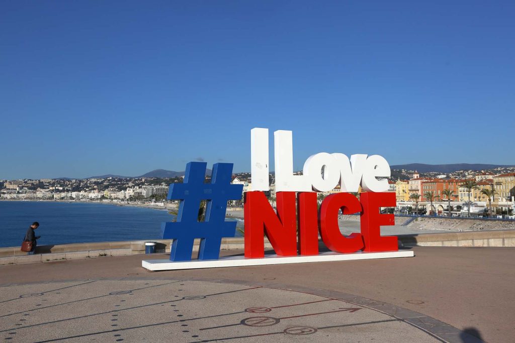 découvrez nice au mois d'avril, quand la côte d'azur se réveille sous le soleil printanier. profitez des festivals, des paysages fleuris et de l'ambiance vibrante de cette belle ville méditerranéenne.