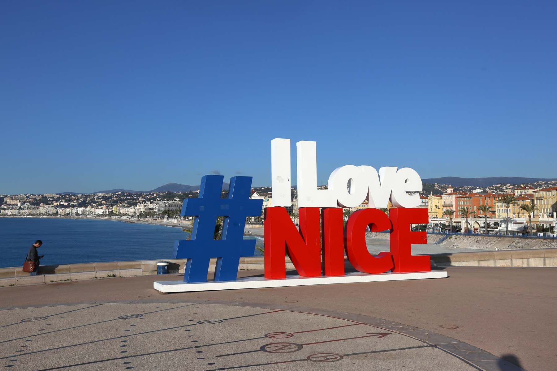 découvrez nice au mois d'avril, quand la côte d'azur se réveille sous le soleil printanier. profitez des festivals, des paysages fleuris et de l'ambiance vibrante de cette belle ville méditerranéenne.