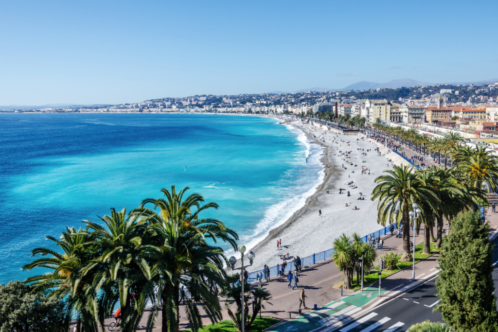 découvrez le charme d'avril à nice : des paysages ensoleillés, des festivals colorés et une cuisine méditerranéenne savoureuse. profitez de promenades sur la promenade des anglais et explorez les marchés locaux. une escapade printanière inoubliable vous attend sur la côte d'azur.