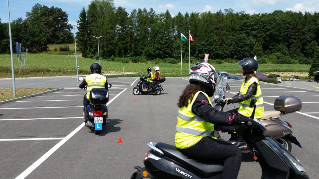 découvrez les meilleures pratiques pour une conduite moto sécurisée. apprenez des techniques essentielles, des conseils de sécurité et des astuces pour profiter pleinement de votre passion tout en garantissant votre sécurité sur la route.