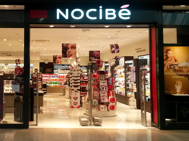 découvrez la parfumerie april à marseille, votre destination idéale pour une vaste sélection de parfums de luxe et de soins raffinés. profitez de conseils personnalisés et d'une expérience olfactive unique dans un cadre chaleureux.