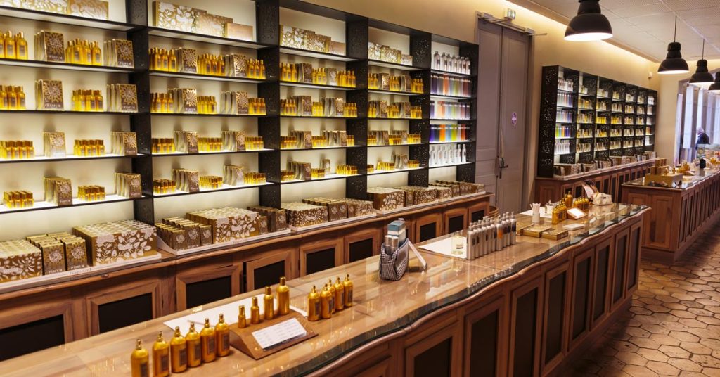 découvrez l'univers de la parfumerie artisanale, où chaque fragrance est soigneusement élaborée à la main. plongez dans des senteurs uniques et authentiques, créées avec passion et savoir-faire, pour une expérience olfactive inoubliable.