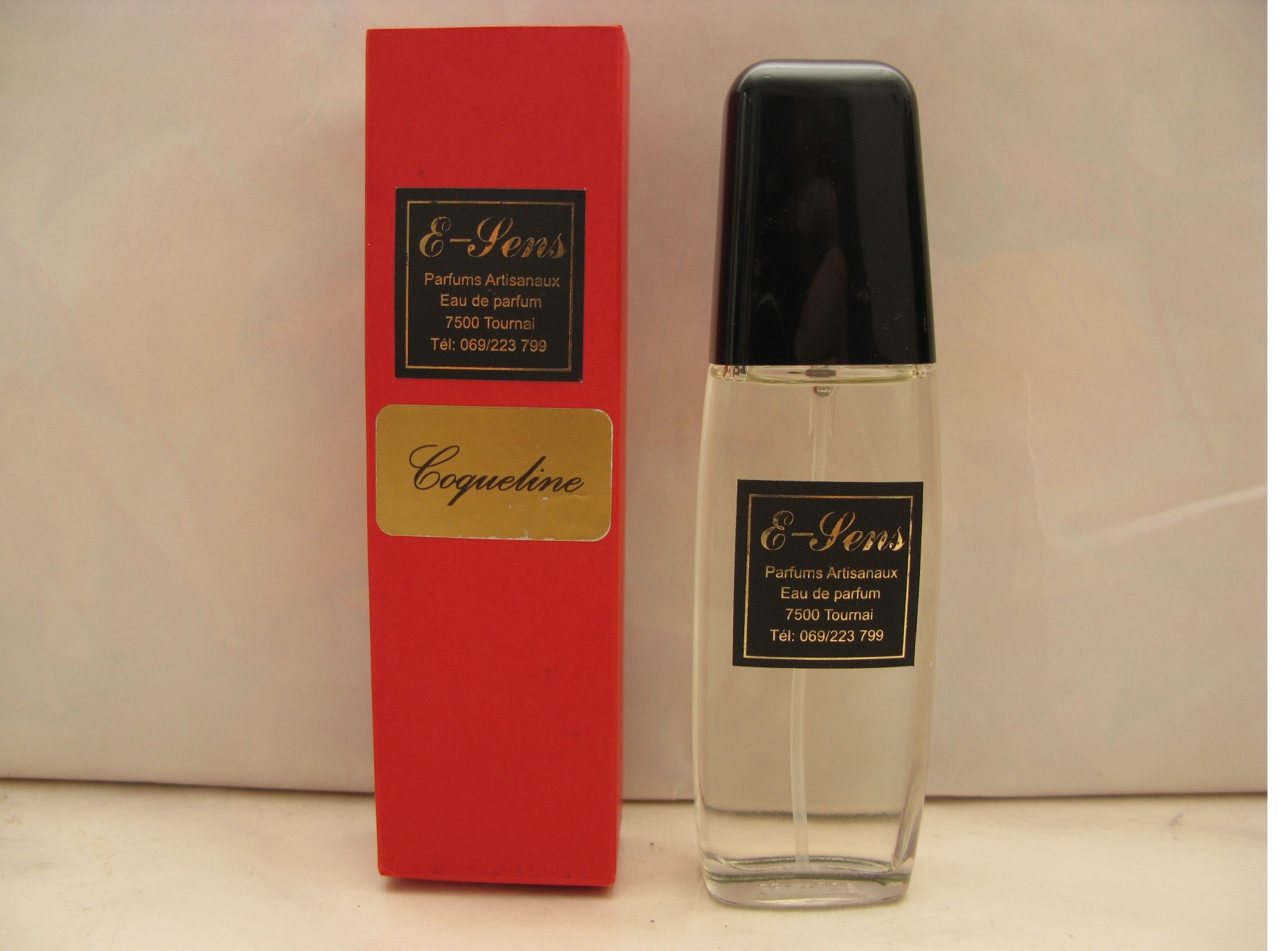 découvrez l'univers envoûtant de notre parfumerie artisanale, où chaque fragrance est subtilement élaborée à la main. offrez-vous un voyage olfactif unique avec des créations authentiques et sur mesure qui révèlent l'essence même de votre personnalité.