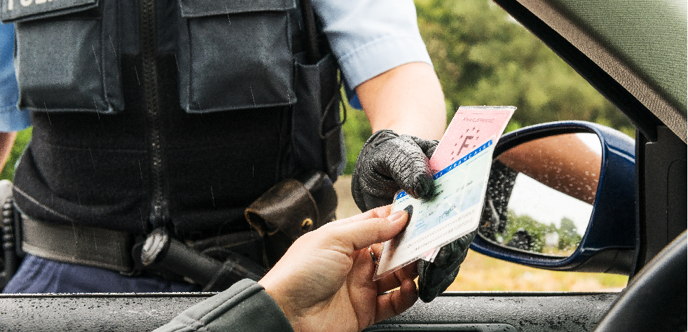 découvrez tout ce qu'il faut savoir sur la suspension de votre permis de conduire de scooter. informez-vous sur les causes, les conséquences et les démarches à entreprendre pour récupérer votre permis en toute légalité.
