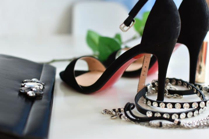 découvrez notre collection d'accessoires tendance qui apportent une touche unique à votre style. trouvez le parfait bracelet, sac ou bijou pour compléter toutes vos tenues et faire une déclaration mode. ne manquez pas les dernières nouveautés !