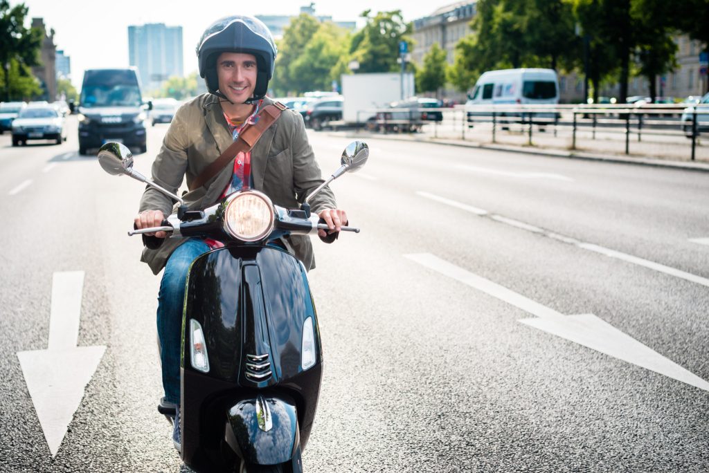 découvrez nos offres d'assurances spécialement conçues pour les scooters 50 cc. protégez votre deux-roues avec des garanties adaptées à vos besoins et roulez en toute sérénité. obtenez un devis immédiat et bénéficiez d'une couverture complète à prix compétitif.