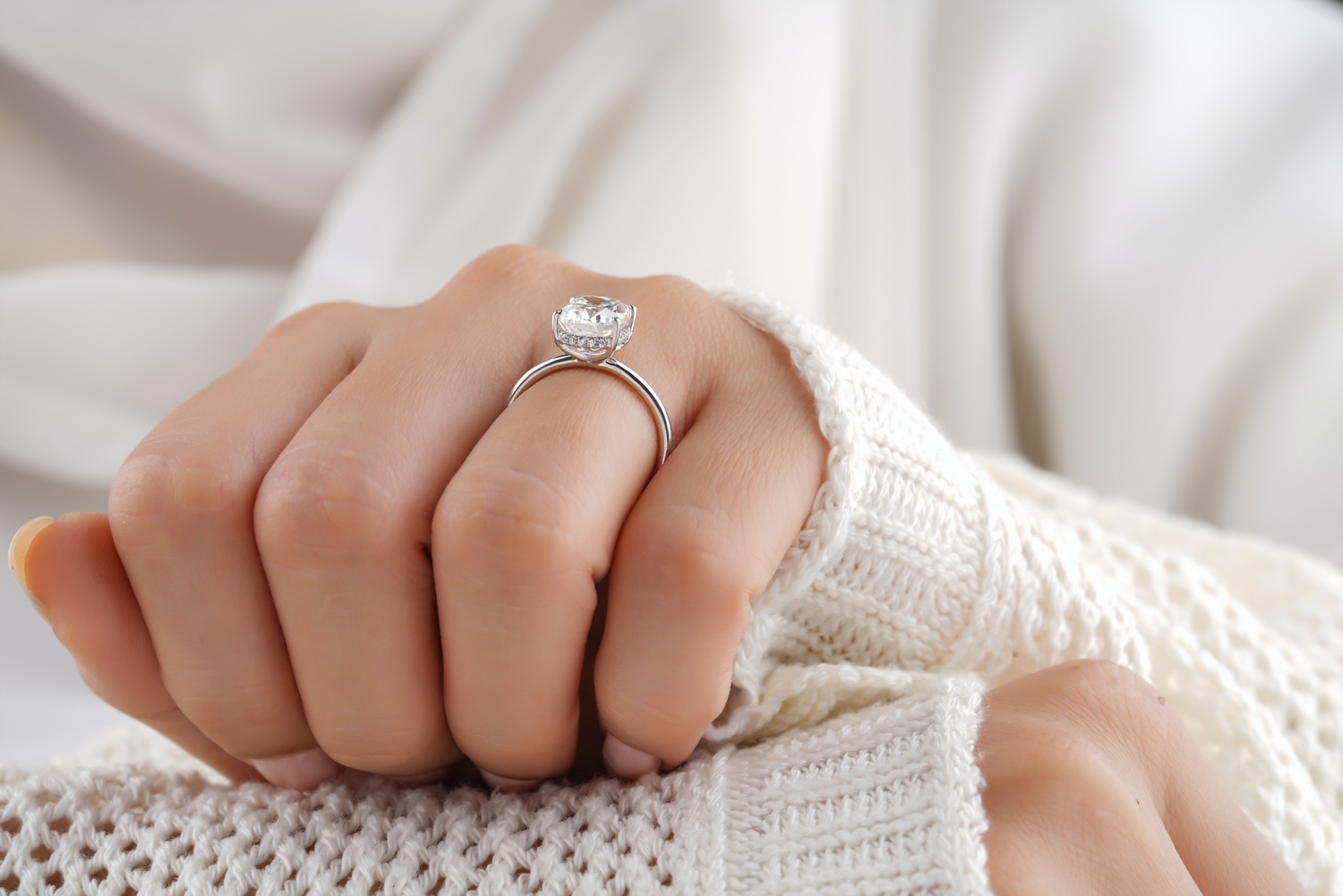 découvrez notre collection de bagues de fiançailles éthiques, alliant élégance et engagement responsable. faites le choix d'une joaillerie respectueuse de l'environnement et des droits humains, pour célébrer votre amour avec conscience.