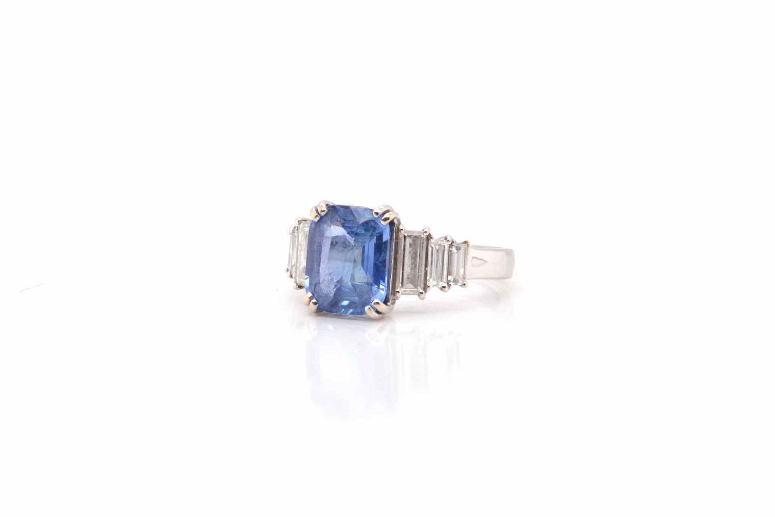 découvrez notre collection exclusive de bagues de fiançailles à paris, alliant élégance et raffinement. trouvez la bague parfaite pour votre promesse éternelle, avec des designs uniques et des pierres précieuses sélectionnées avec soin. faites de ce moment un souvenir inoubliable.