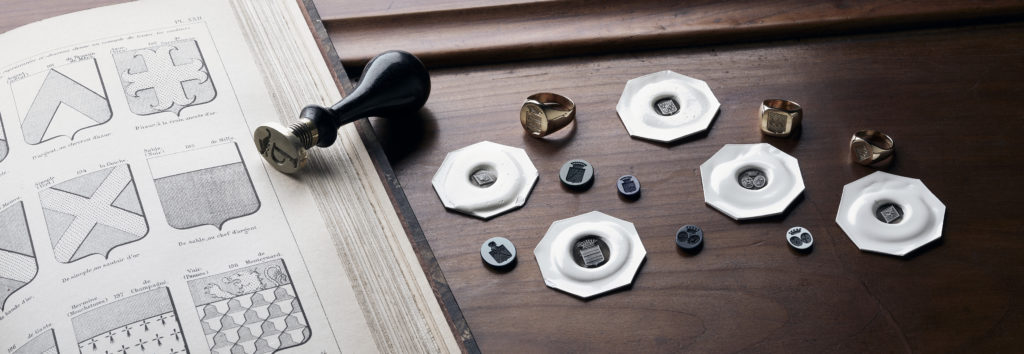 découvrez notre sélection exceptionnelle de bagues de fiançailles à paris. alliant élégance et savoir-faire, chaque pièce est conçue pour capturer l'essence de votre amour. sublimez votre demande en mariage avec une bague unique, façonnée pour célébrer votre engagement.