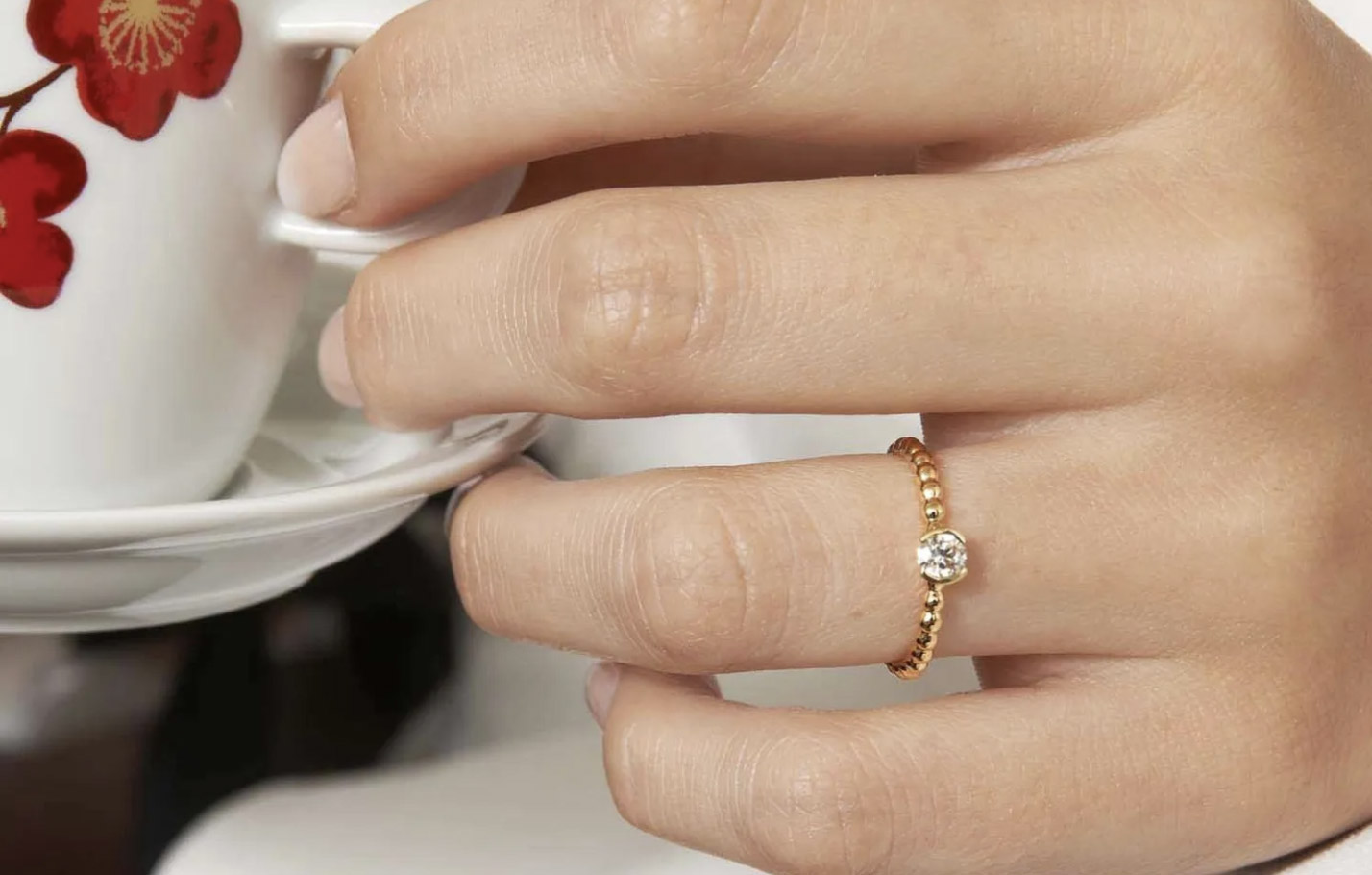 découvrez notre bijouterie éthique, où chaque pièce est conçue avec soin et respect de l'environnement. explorez des bijoux uniques, réalisés à partir de matériaux durables et sourcés de manière responsable. adoptez une élégance consciente en sublimant votre style tout en soutenant une consommation responsable.