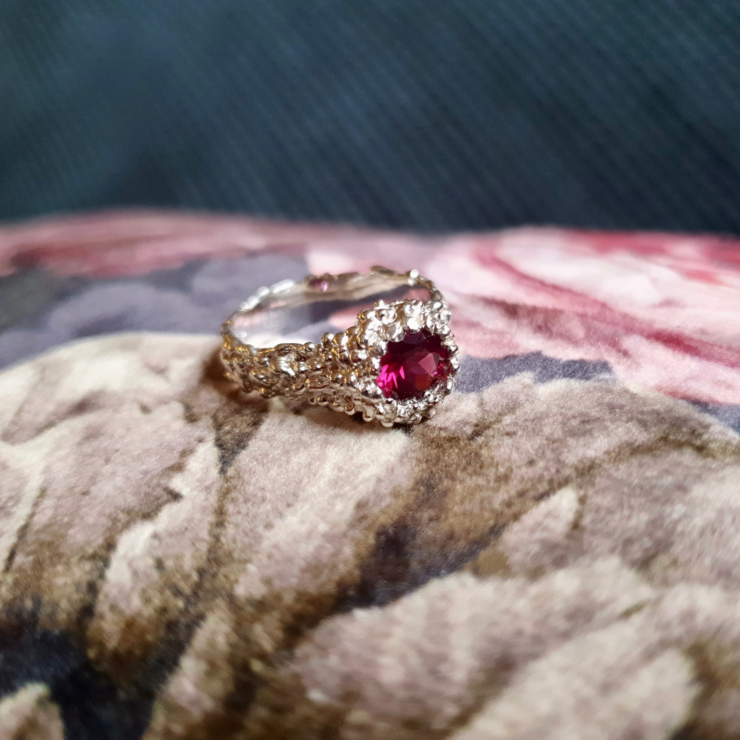 découvrez notre bijouterie éthique à paris, où chaque pièce est créée avec soin et respect pour l'environnement. retrouvez des bijoux uniques et responsables qui allient élégance et éthique.
