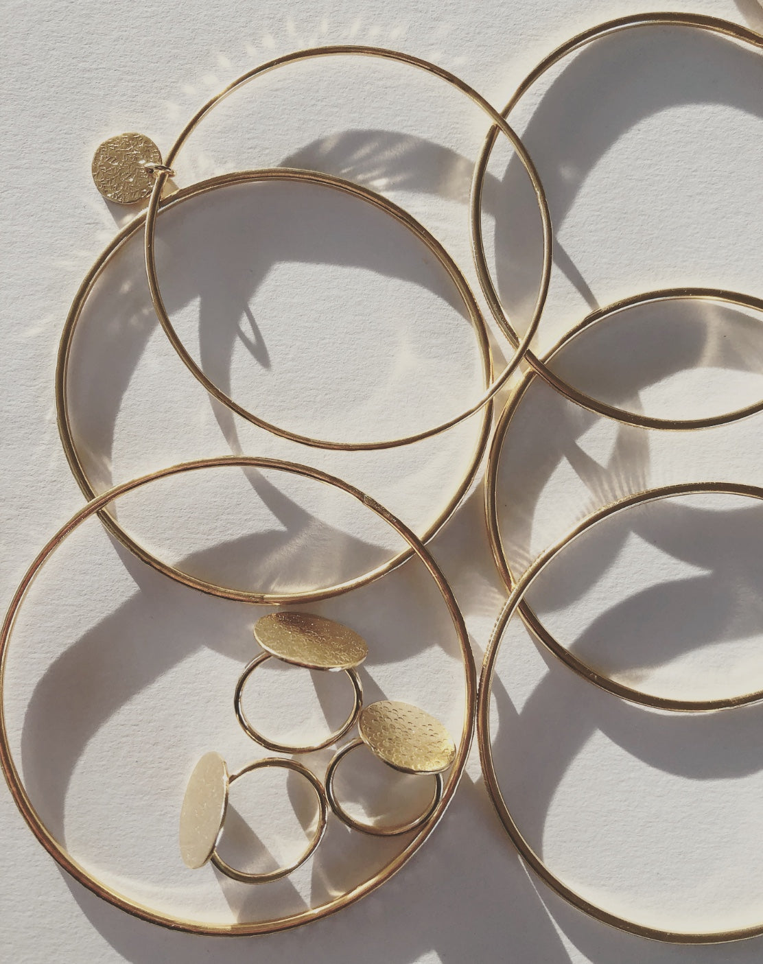 découvrez notre collection de bijoux éthiques à paris, alliant élégance et respect de l'environnement. chaque pièce est conçue avec soin, mettant en avant des matériaux durables et un savoir-faire artisanal. faites le choix d'une mode responsable et sublimez votre style tout en prenant soin de la planète.