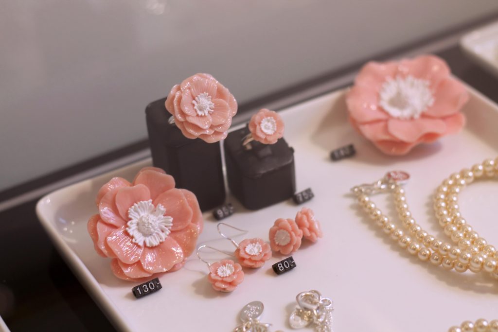 découvrez notre collection de bijoux éthiques à paris, alliant élégance et respect de l'environnement. fabriqués à partir de matériaux durables, nos créations mettent en valeur le savoir-faire artisanal tout en s'inscrivant dans une démarche éthique. transformez votre style avec des pièces uniques et responsables.
