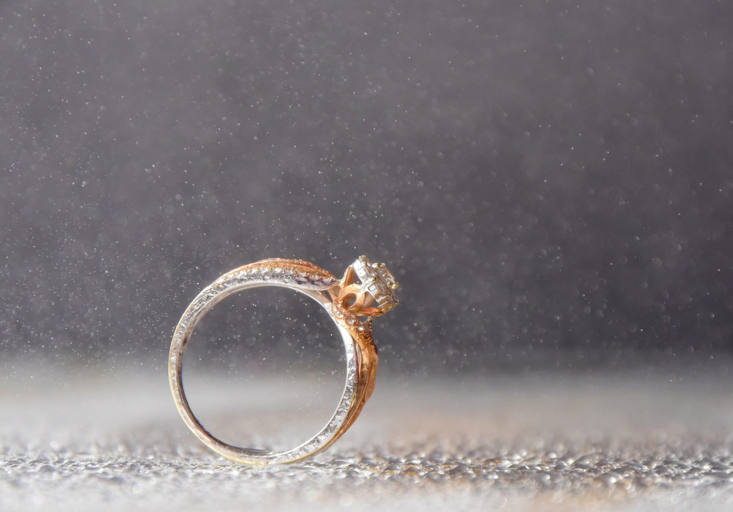 découvrez comment choisir la bague de fiançailles parfaite à paris. explorez nos conseils sur les styles, les matériaux et les joailliers renommés pour faire de ce moment unique un souvenir inoubliable.