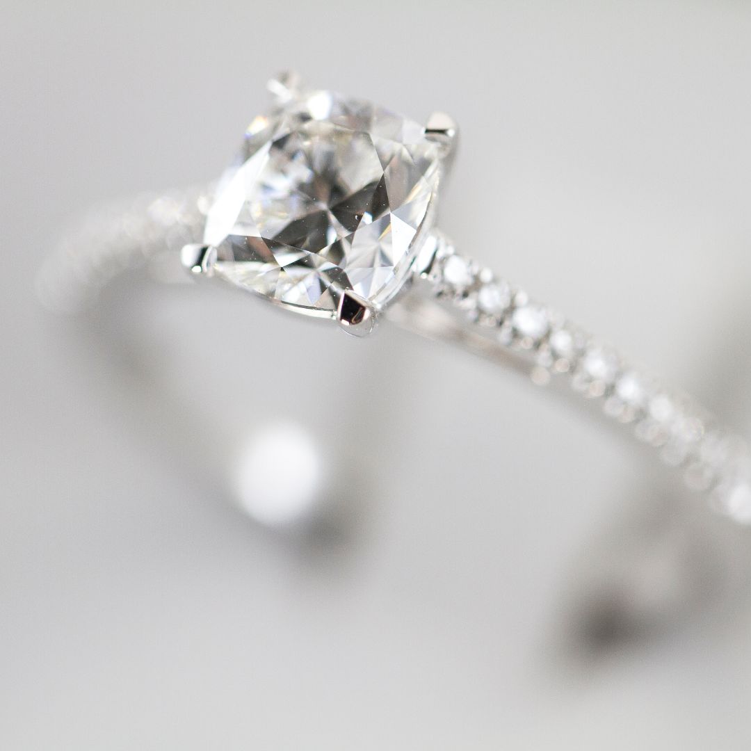 découvrez notre guide ultime pour choisir la bague de fiançailles parfaite à paris. explorez les tendances, les styles et les conseils d'experts pour faire de ce moment spécial un souvenir inoubliable.
