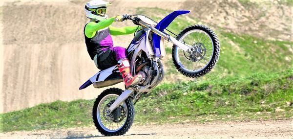 obtenez votre devis d'assurance pour scooter 50cc facilement et rapidement. comparez les offres des assureurs et trouvez la couverture adaptée à vos besoins au meilleur prix.