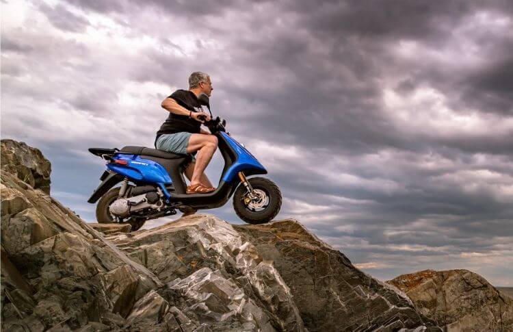 découvrez notre guide complet sur l'assurance scooter 50 : trouvez les meilleures options, comprenez les garanties essentielles et comparez les prix pour rouler en toute sérénité.