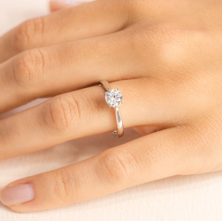 découvrez notre sélection des meilleures bagues de fiançailles à paris, un choix exceptionnel de créations uniques qui feront briller vos moments les plus précieux. trouvez la bague parfaite pour demander la main de votre bien-aimée dans la ville romantique par excellence.