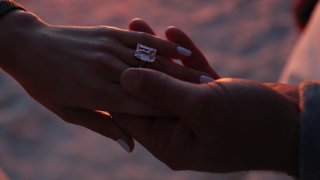 découvrez notre sélection des meilleures bagues de fiançailles à paris. que vous cherchiez un design classique ou moderne, trouvez la bague parfaite pour symboliser votre amour. explorez les tendances, les matériaux et des conseils pour faire le bon choix dans la capitale de la romance.