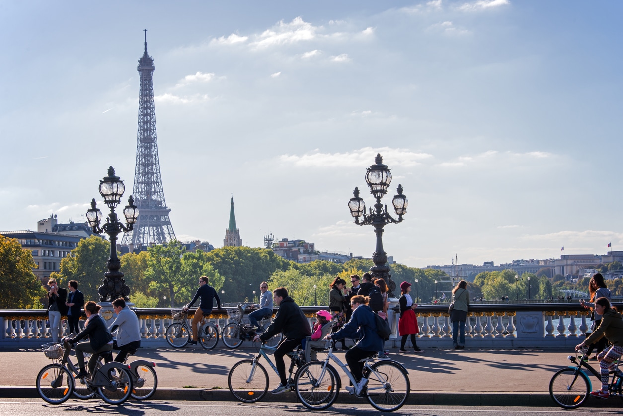 découvrez paris sous un nouvel angle avec paulette à vélo. explorez la ville lumière à deux roues et vivez une expérience unique, alliant pédalage et émerveillement face aux trésors cachés de la capitale.