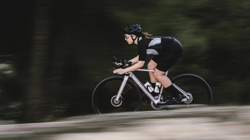 découvrez les meilleures techniques de posture en cyclisme pour améliorer votre confort et votre performance. apprenez à optimiser votre position sur le vélo pour réduire les risques de blessures et profiter pleinement de vos sorties à deux roues.