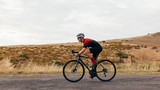 découvrez l'importance de la posture en cyclisme pour améliorer votre performance et prévenir les blessures. apprenez les meilleures techniques et conseils pour adopter une position optimale sur votre vélo.