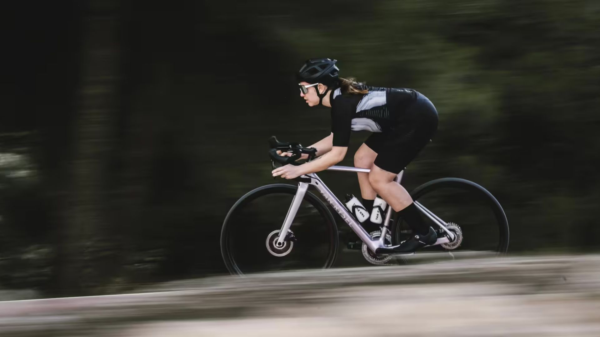 découvrez les meilleures techniques de posture en cyclisme pour améliorer votre confort et votre performance. apprenez à optimiser votre position sur le vélo pour réduire les risques de blessures et profiter pleinement de vos sorties à deux roues.