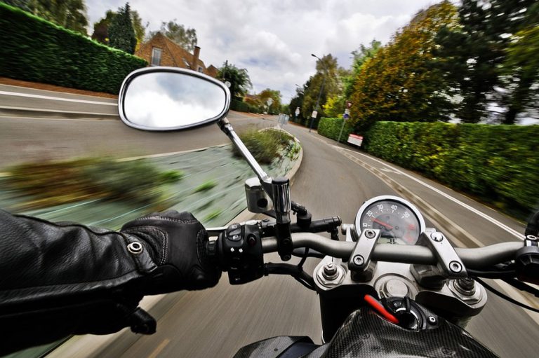 découvrez nos conseils et informations essentielles sur la gestion des sinistres liés aux motos. apprenez comment réagir en cas d'accident, les démarches à effectuer auprès de votre assurance et les moyens de protéger votre véhicule pour minimiser les risques.