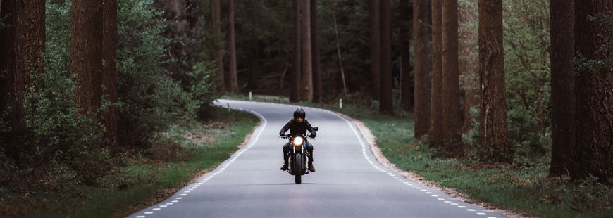 découvrez les tarifs d'assurance moto adaptés aux jeunes conducteurs. comparez les offres et trouvez la couverture idéale pour votre sécurité et votre budget. profitez de conseils pour réduire vos coûts et assurer votre moto en toute sérénité.