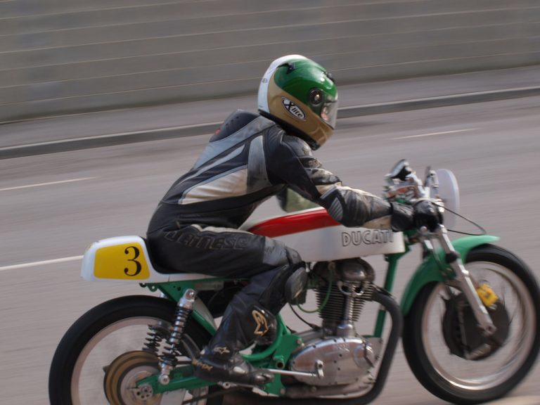 découvrez l'assurance moto smc, une solution adaptée pour protéger votre deux-roues. profitez d'une couverture complète, d'assistance 24/7 et de tarifs compétitifs. roulez l'esprit tranquille avec smc!