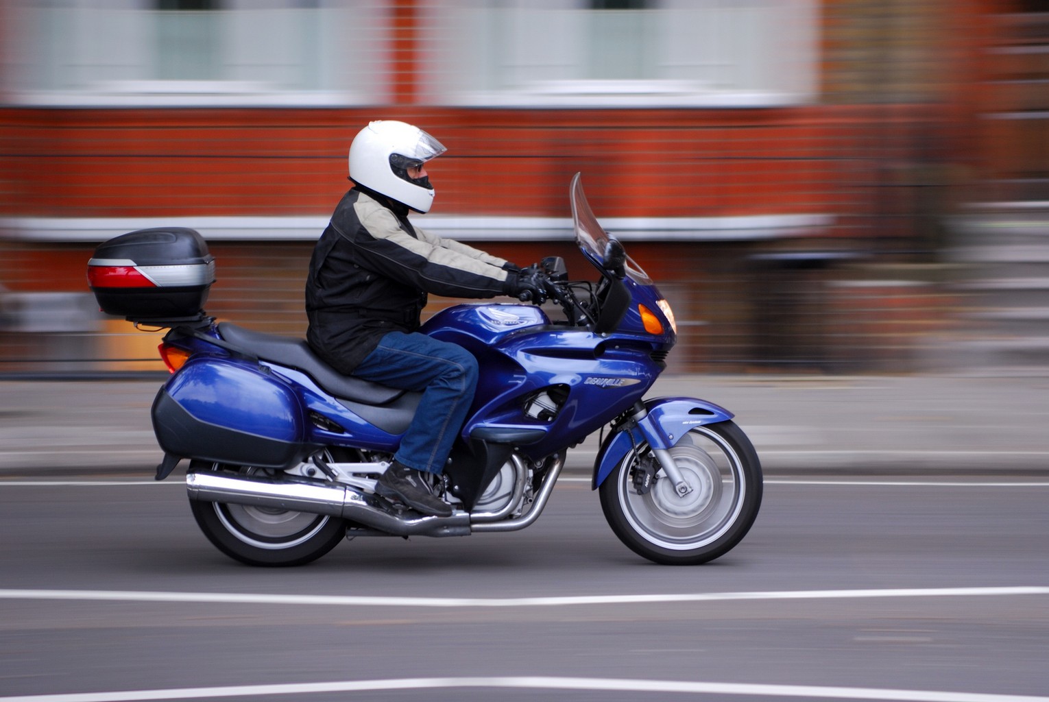 découvrez notre guide complet sur l'assurance moto : trouvez la couverture idéale pour votre véhicule, comparez les offres des assureurs, et protégez-vous en toute sérénité sur la route.