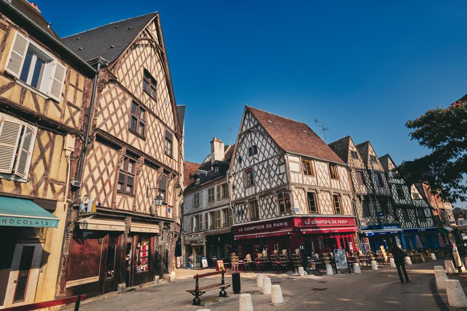 découvrez la parfumerie bourges, votre destination privilégiée pour des fragrances uniques et envoûtantes. explorez notre large sélection de parfums de luxe, soins de beauté et conseils personnalisés pour trouver l'essence qui saura vous séduire.