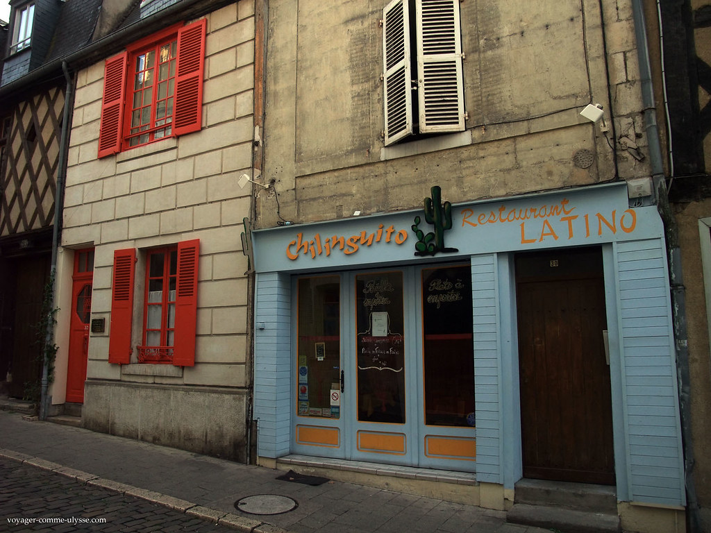 découvrez la parfumerie à bourges, un véritable écrin de fragrances où l'art de la parfumerie rencontre l'élégance. explorez notre sélection de parfums raffinés, des marques de luxe aux créations exclusives, pour une expérience olfactive inoubliable.
