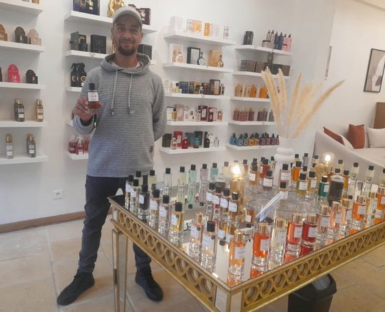 découvrez la parfumerie à bourges, votre destination idéale pour une sélection exquise de parfums de luxe et de produits de beauté. explorez notre gamme unique et profitez de conseils personnalisés pour trouver votre fragrance parfaite.