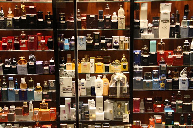 découvrez la parfumerie de marseille 13008, votre destination idéale pour des fragrances uniques et des conseils personnalisés. explorez notre large sélection de parfums de luxe, de soins et d'accessoires pour sublimer votre beauté au quotidien.