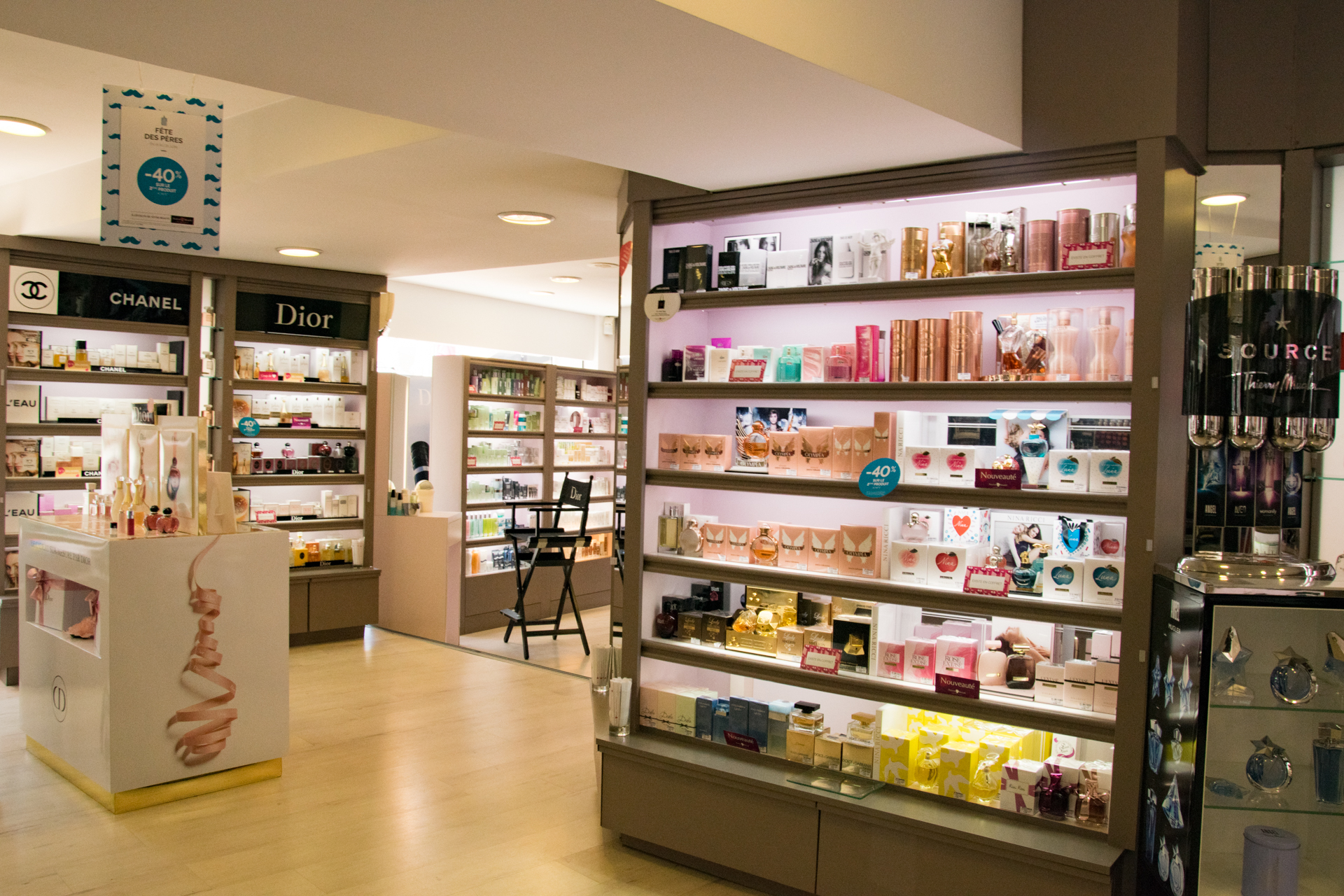 découvrez notre parfumerie à marseille 13008, où vous trouverez une large sélection de parfums de luxe, de soins de beauté et de produits cosmétiques. nos experts se tiennent à votre disposition pour vous conseiller et vous aider à choisir la fragrance parfaite qui saura vous séduire.