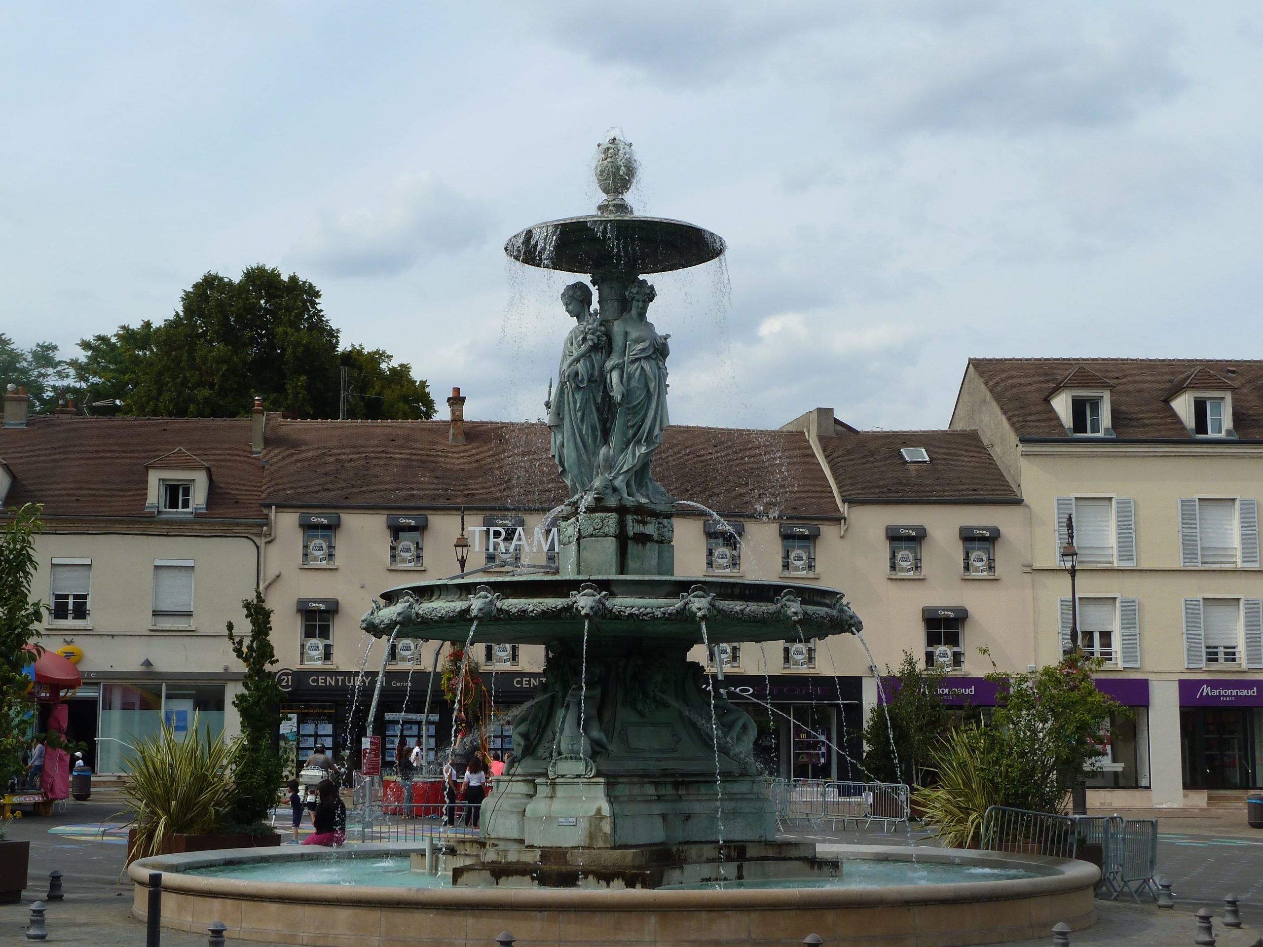découvrez la parfumerie à melun, votre destination idéale pour une sélection exclusive de fragrances de luxe. profitez de conseils personnalisés et trouvez le parfum qui vous correspond à la perfection. véritable havre de senteurs, notre boutique vous invite à explorer des créations olfactives uniques.